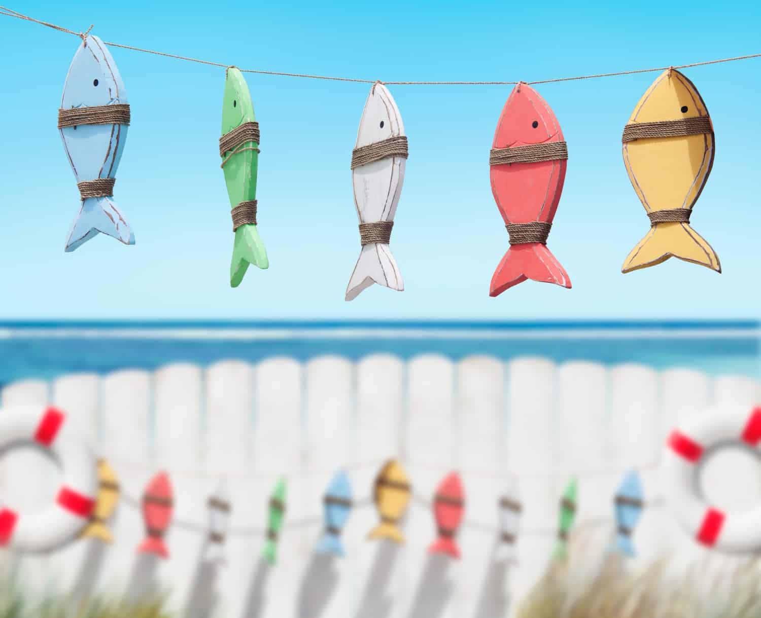 decorazioni in legno colorate a forma di pesce in spiaggia